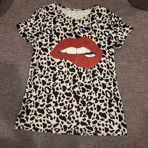 Leopard t-shirt with a biting lip, Small